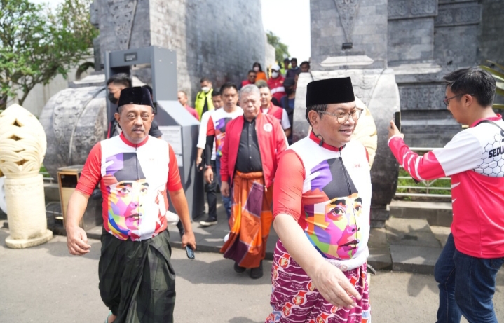Wawali Armuji Gowes dan Ziarah ke Makam Bung Karno bareng Seskab Pramono Anung dan Sekjen PDIP Hasto