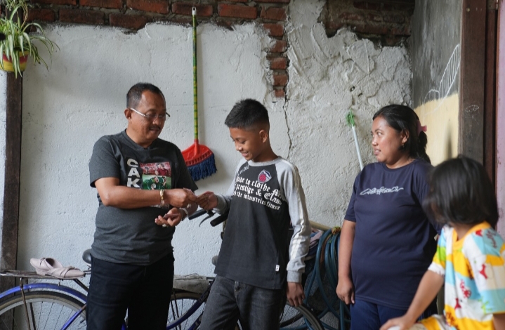 Siswa Tak Sekolah Terkendala Buku Pelajaran, Wawali Armuji Beri Motivasi