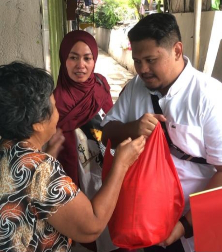 Arjuna Bagikan Paket Sembako ke Warga RW02 Ngagelrejo