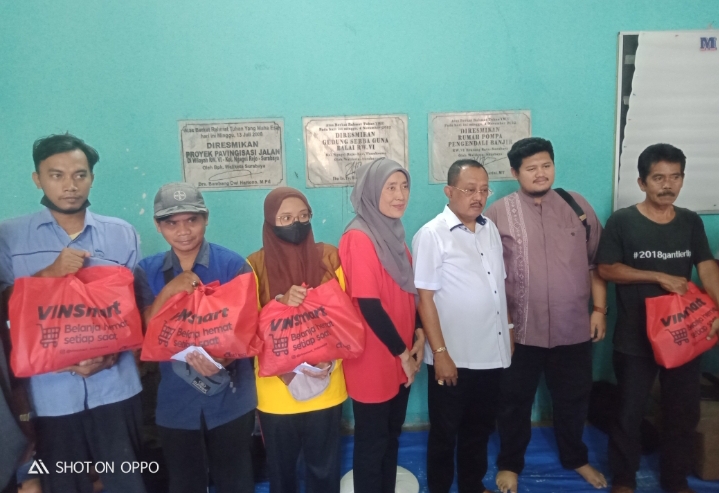 Dekat dengan Rakyat, Arjuna Risky Berikan Bantuan Sembako Kepada Masyarakat Ngagel Rejo
