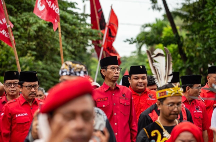 Meriah Pawai Budaya, PDIP Surabaya Long March Daftarkan Bacaleg ke KPU