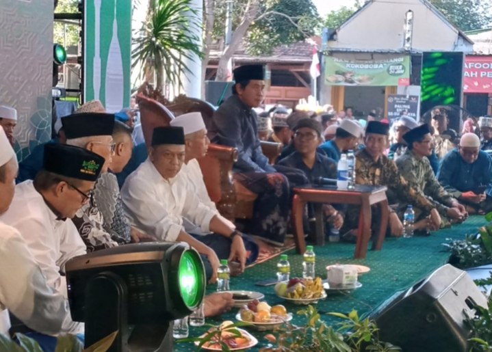 K.H. Ahmad Anwar Zahid Sebut Anas Karno di Haul Sesepuh Semolowaru
