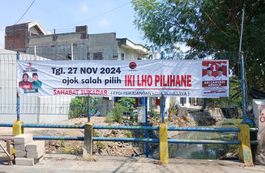 Spanduk Sahabat Sukadar Dukungan Untuk Eri-Armuji, Risma-Gus Hans Terpasang di Kampung-Kampung