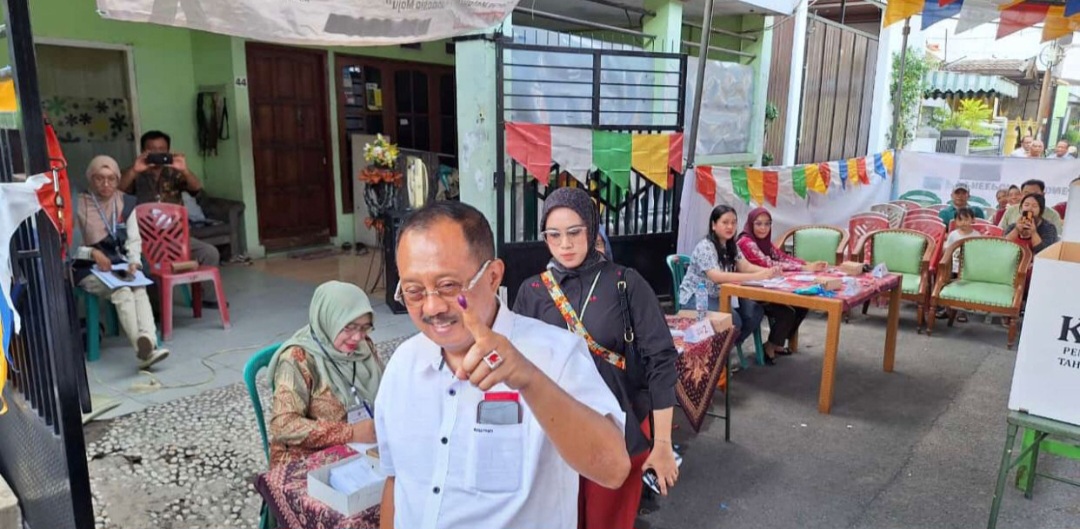 Cak Ji Gunakan Hak Pilihnya di TPS 017 Ngagel Rejo