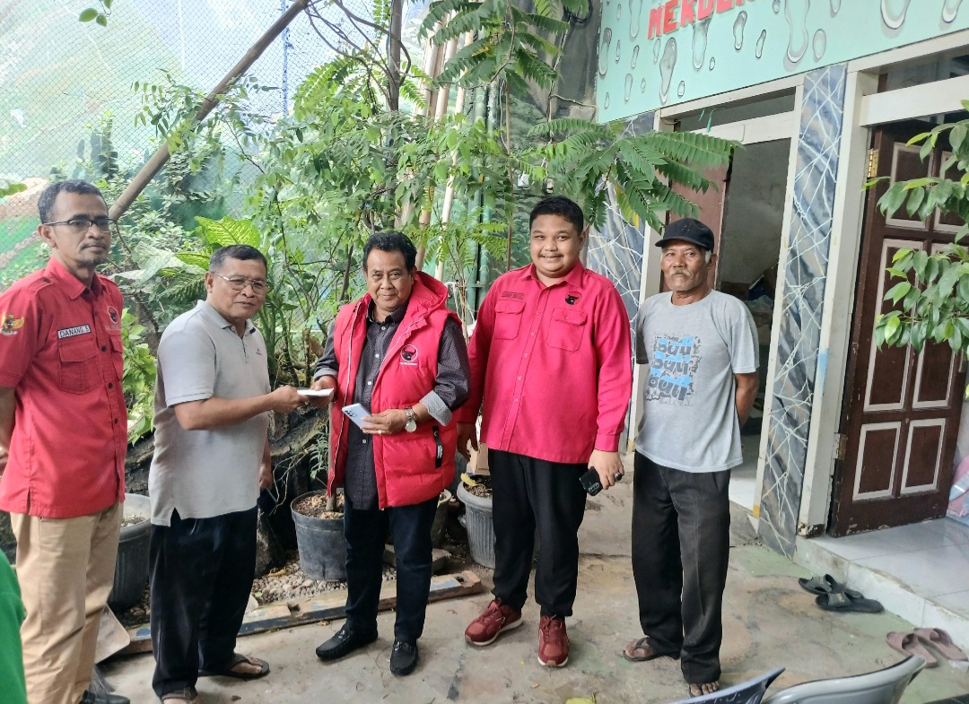 PDIP Surabaya Beri Bantuan Warga Musibah Kebakaran di Simo Gunung Kramat Timur