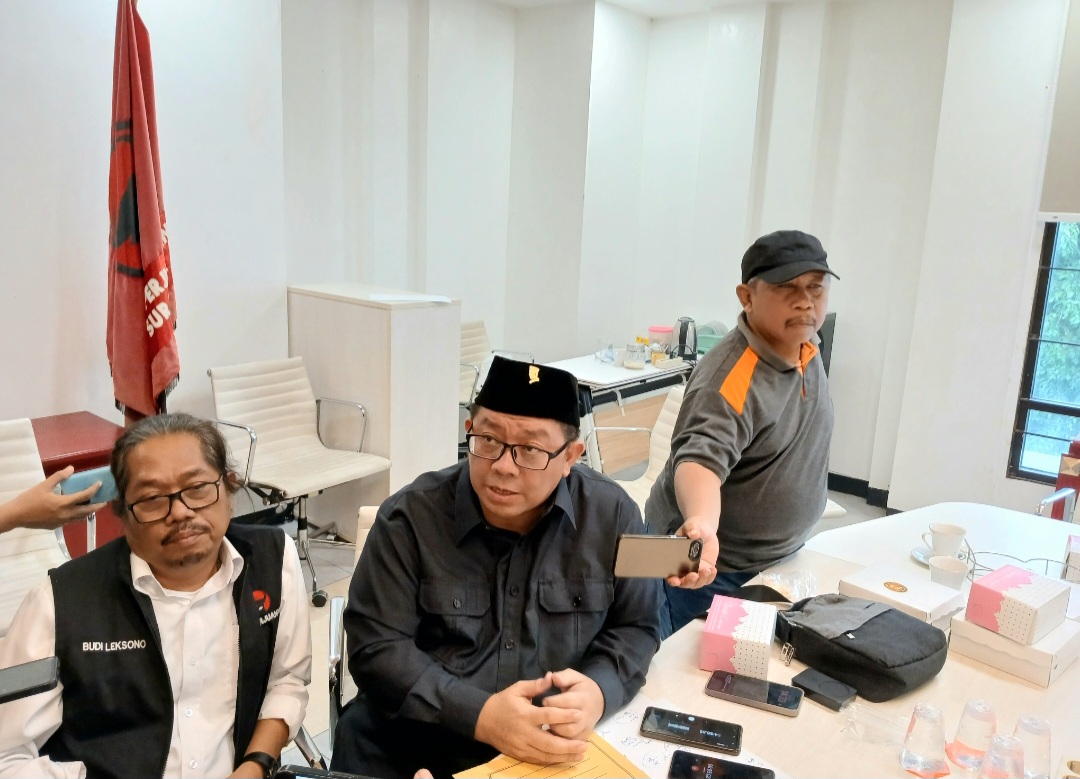 Plt. Ketua DPC PDIP Kota Surabaya Gelar Rapat Bersama Anggota Fraksi PDIP