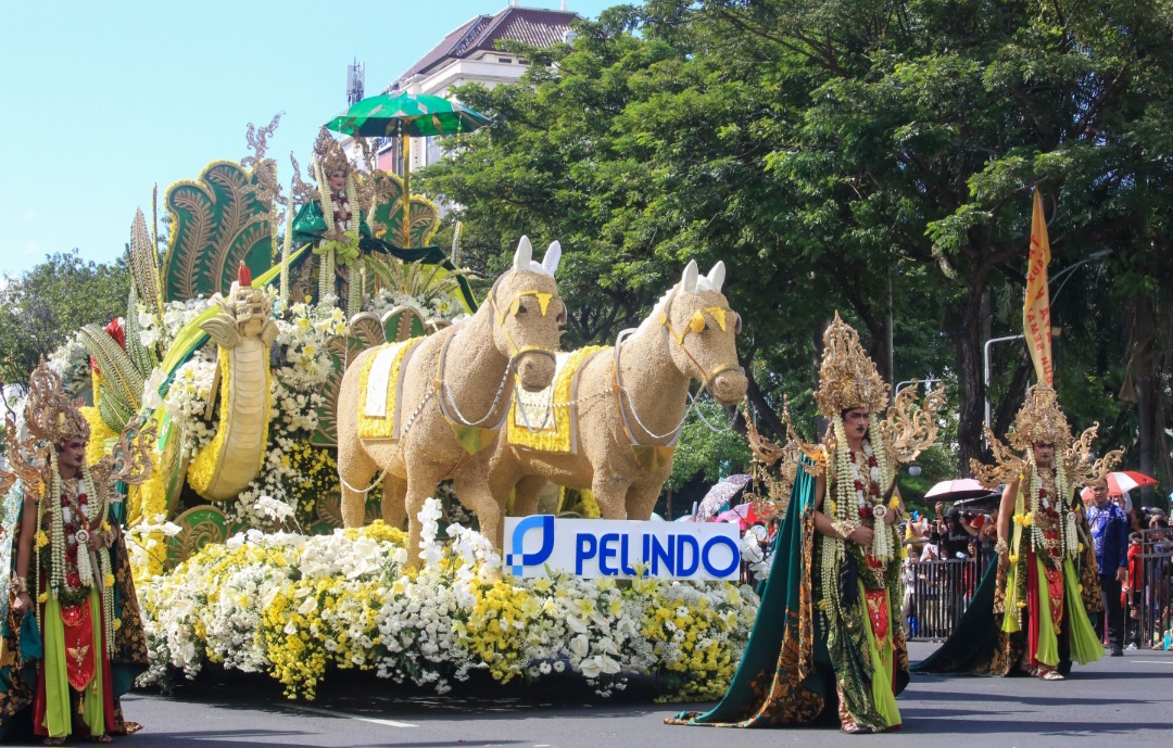 Mobil Hias Pelindo Angkat Legenda Nyi Roro Kidul di Surabaya Vaganza 2025