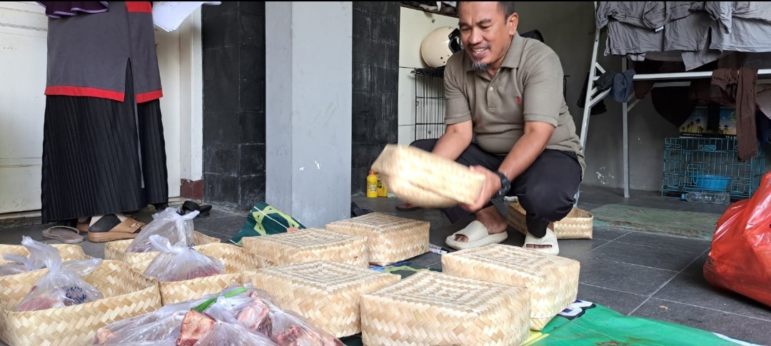 DPC PKS Mulyorejo Bungkus Daging Kurban Pakai Besek