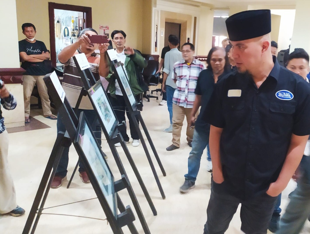 Ditemani Ketua Pokja, Musisi Ahmad Dhani Terpukau Melihat Pameran Fotografi Jurnalis Dewan Surabaya