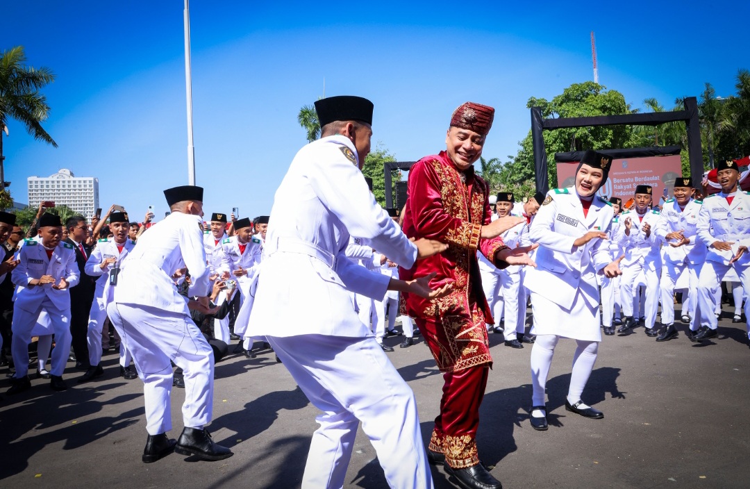 Wali Kota Eri Apresiasi Paskibraka Surabaya: Mental Luar Biasa dan Jadi Teladan Pemuda