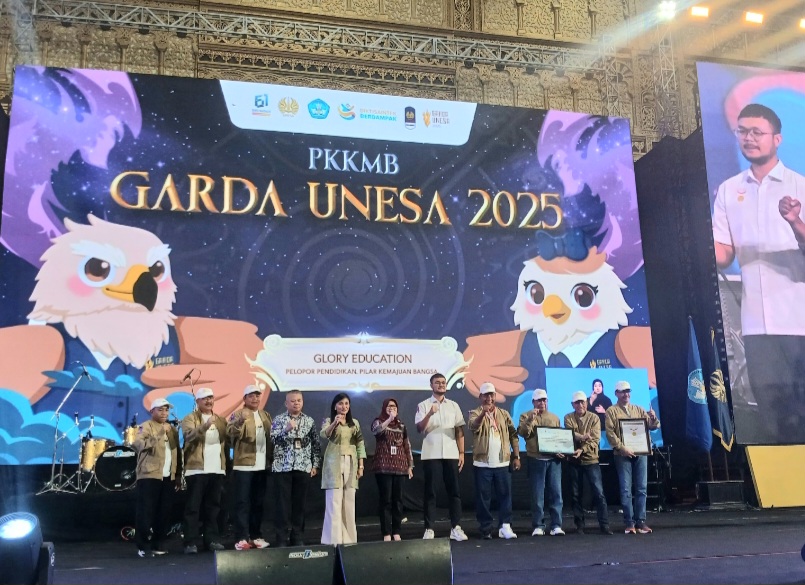 SRO Berikan Penghargaan kepada UNESA sebagai Kampus Penggerak Literasi dan Inklusi Pasar Modal