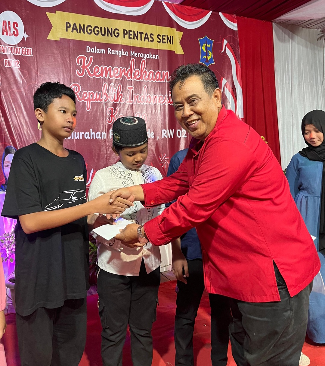 Anggota DPRD Kota Surabaya Sukadar Berbagi Bersama Kaum Dhuafa dan Anak Yatim di Malam Puncak Pentas Seni HUT RI di Putat Gede