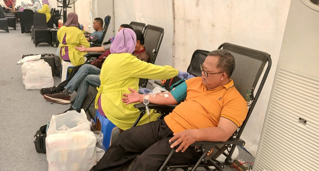 Wartawan Ramaikan Donor Darah FESyar 2025 BI Jatim di Masjid Al Akbar Surabaya