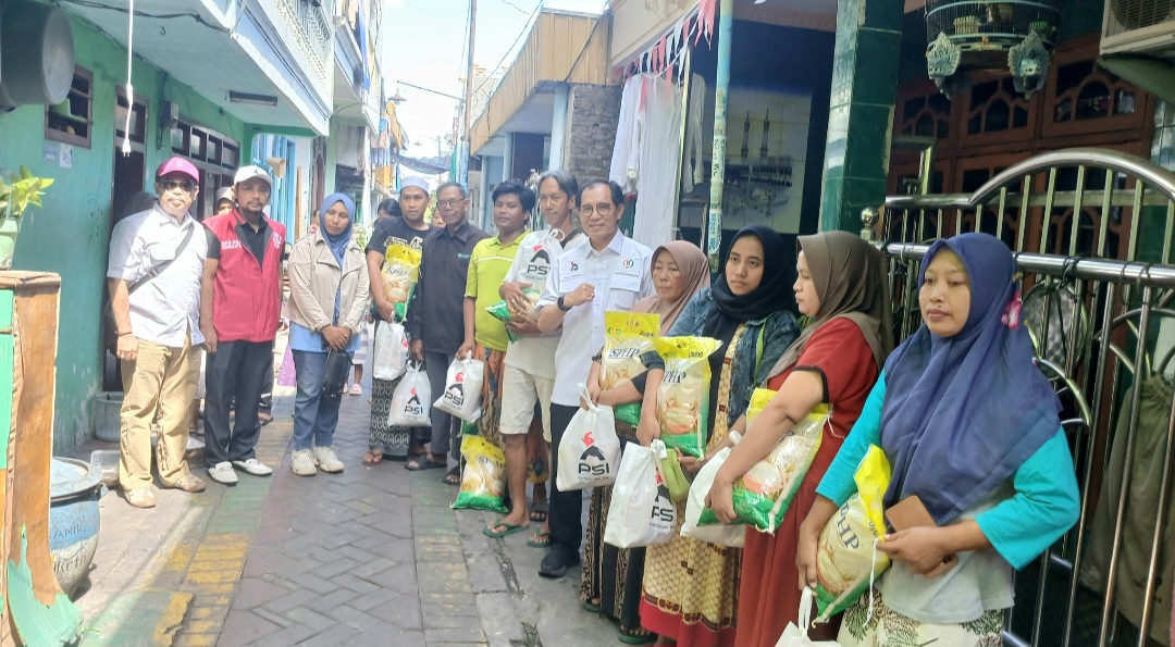 Anggota Dewan dari PSI dr. Michael Leksodimulyo Beri Bantuan Sembako Kepada Korban Kebakaran di Dupak Timur