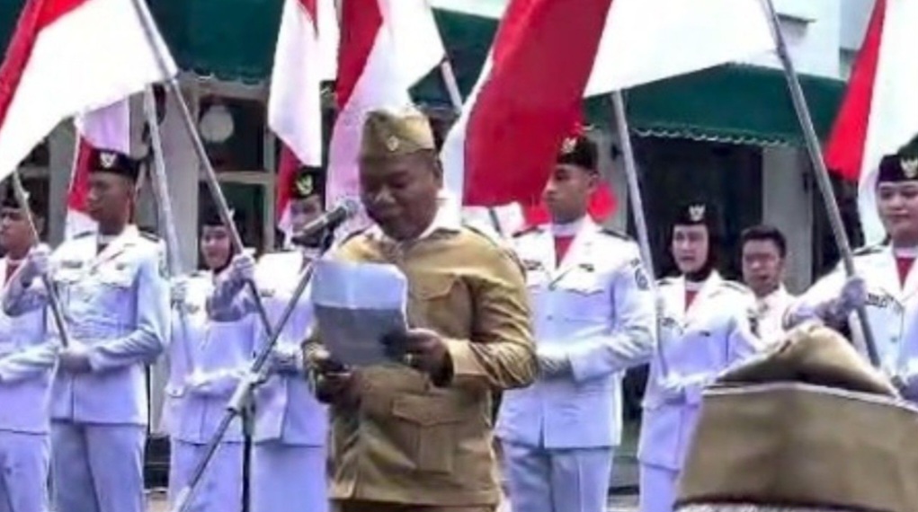 Yona Bagus Widyatmoko Getarkan Panggung Teatrikal Perobekan Bendera di Hotel Majapahit