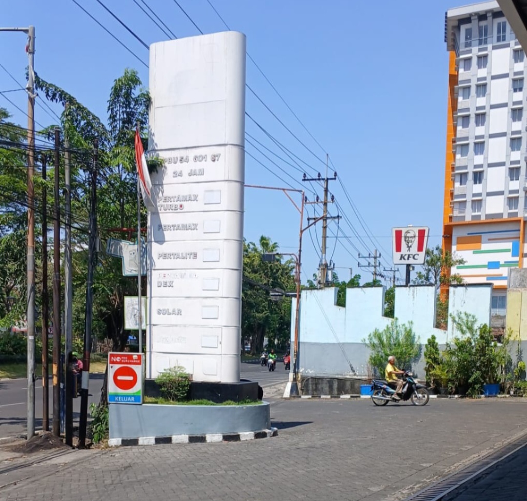 Kepala Bapenda Surabaya Tidak Hiraukan Wartawan Saat Mau Konfirmasi Soal Pajak Reklame Pom Bensin