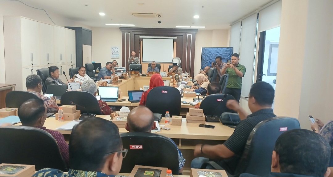 RDP Polemik Reklame SPBU Tiga kali Tertunda, DPRD Surabaya Desak Bapenda Beri Jawaban