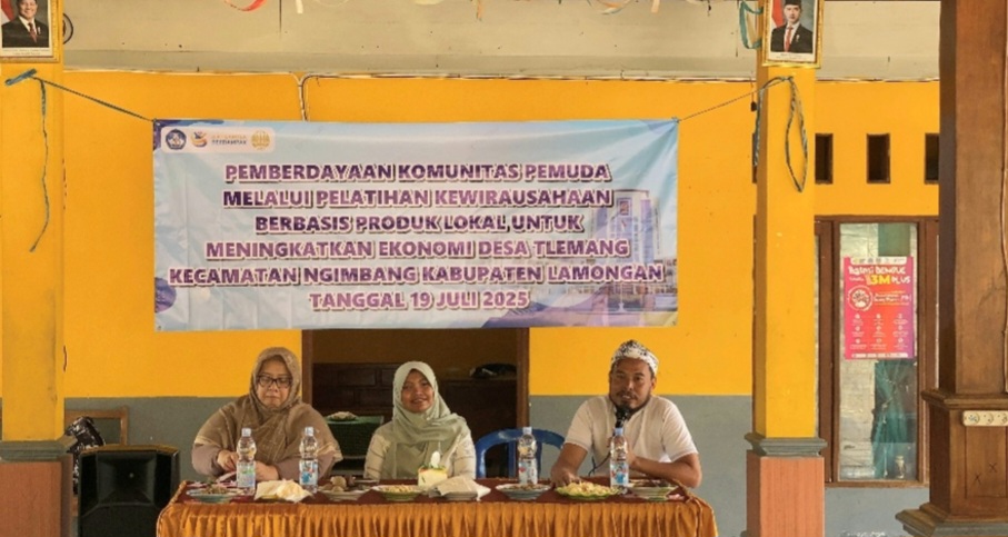 Pemberdayaaan Komunitas Pemuda melalui Pelatihan Kewirausahaan berbasis Produk Lokal untuk Meningkatkan Ekonomi Desa Tlemang Kecamatan Ngimbang Kabupaten Lamongan
