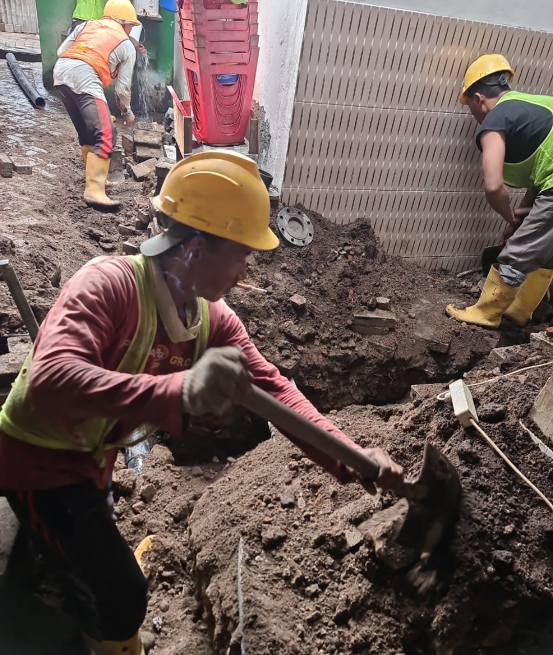 Perumda Air Minum Surya Sembada Pasang Jaringan Pipa Gratis untuk Warga MBR di Jalan Kunti