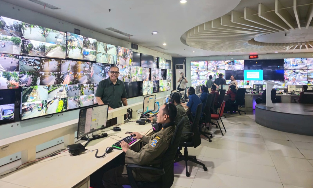 Saat Berkunjung ke Command Center 112 Surabaya, Wakil Ketua Komisi A DPRD Surabaya Pdt. Rio Pattiselanno Temukan 39 TV Monitor Mati