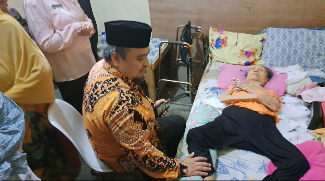 Wujud Peduli, Anggota Komisi D Johari Mustawan Jenguk Warga Dukuh Pakis Yang Sakit