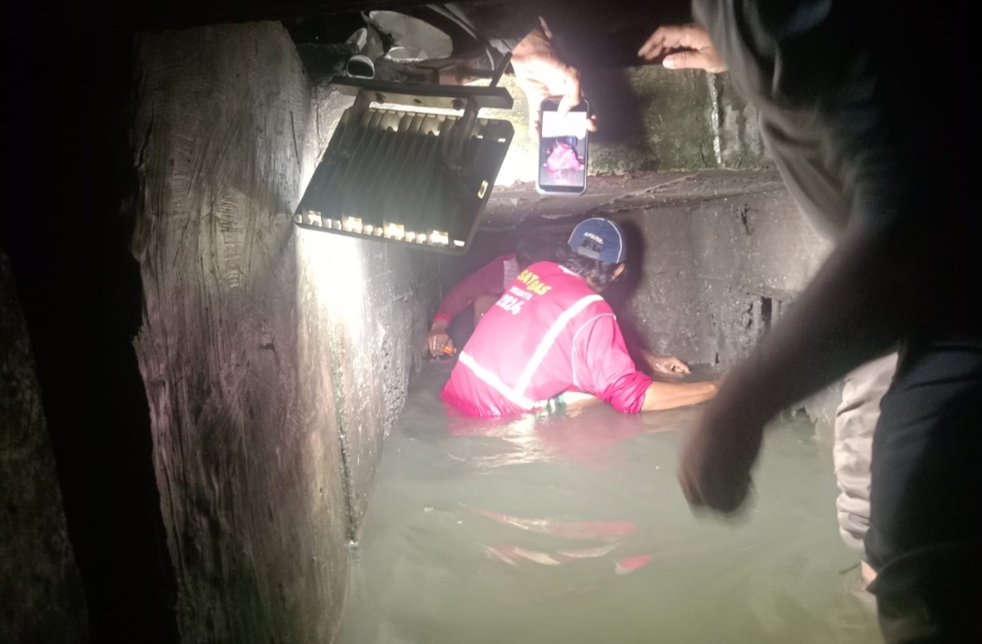 Pemkot Surabaya Lanjutkan Normalisasi Saluran di Crossing Jalan Kalianak