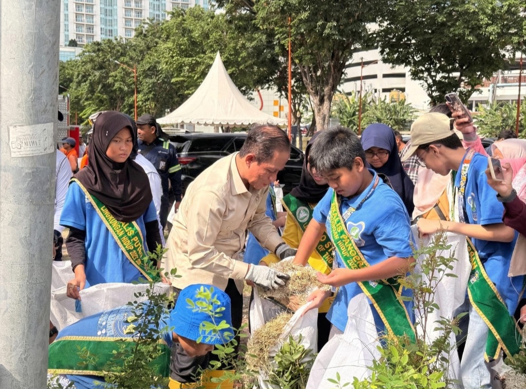 Perumda Air Minum Surya Sembada Dukung Gerakan Indonesia Asri melalui Kegiatan Korve Kalimas di Monkasel bersama Menteri Lingkungan Hidup