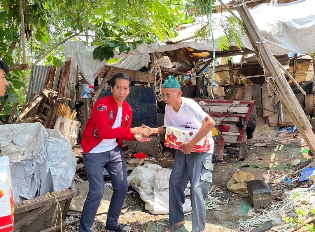 DPC PDI Perjuangan Surabaya Membagikan 9.000 Kotak Memberi Bingkisan Gratis (MBG) kepada masyarakat