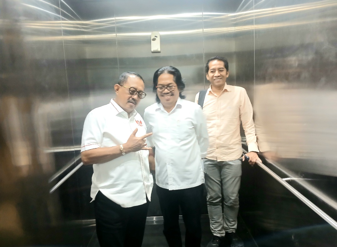 Kangen dengan Armuji, Wartawan Mengejar Sampai Masuk Lift Usai Rapat Fraksi PDIP DPRD Kota Surabaya