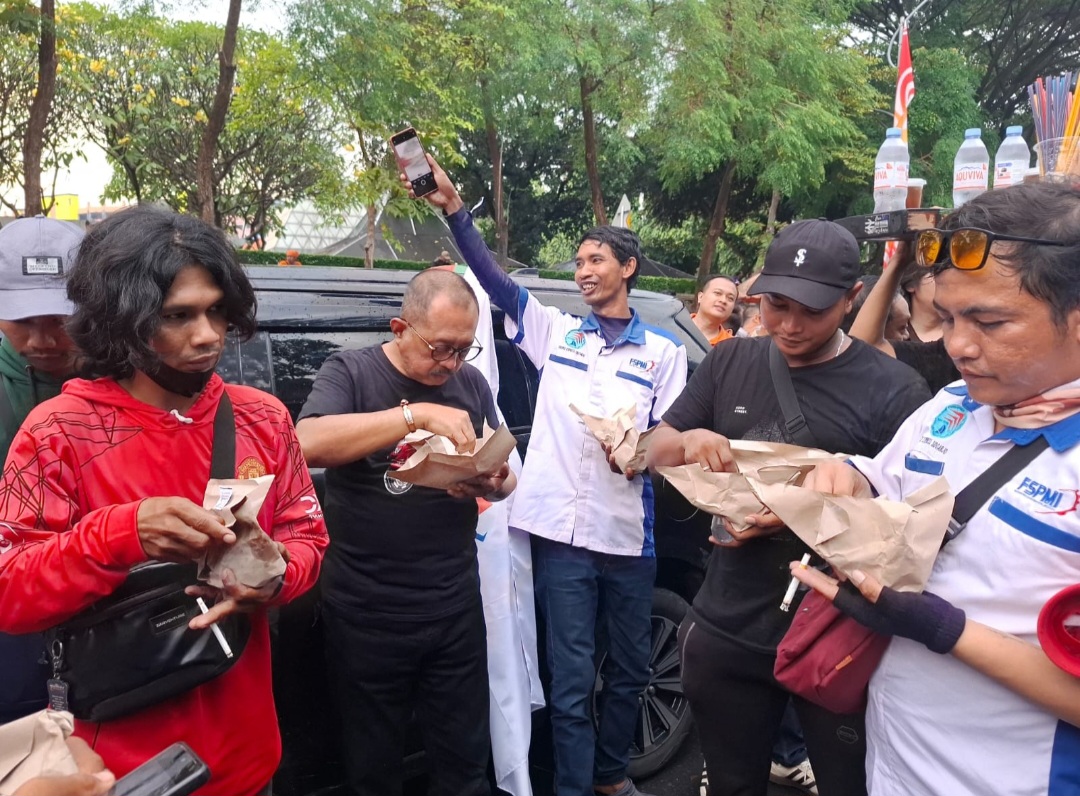 Wawali Surabaya Armuji Makan Nasi Bungkus Bersama Ribuan Buruh di May Day 2026