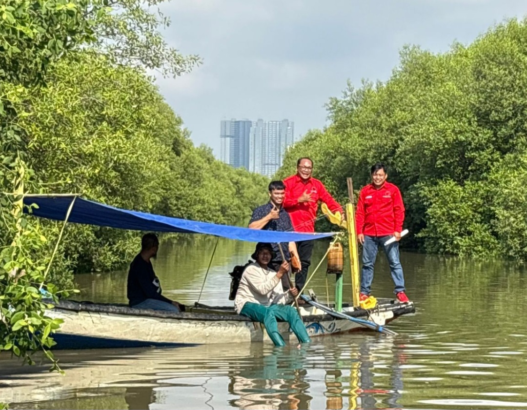 Jalankan Instruksi DPP, Ketua PAC PDIP Kecamatan Bulak Abdul Ghoni Pantau Langsung Kondisi Mangrove dan Pesisir Pantai Surabaya