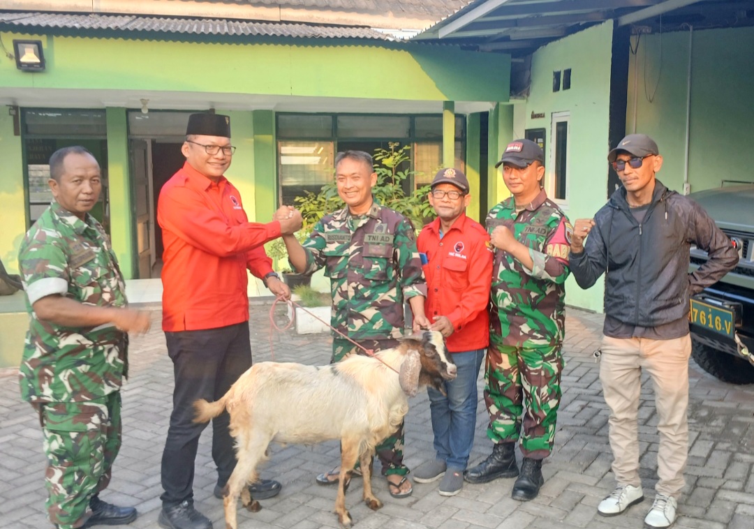PAC PDI Perjuangan Bulak Beri Dua Ekor Kambing Sebagai Bentuk Apresiasi Kinerja Polsek Kenjeran dan Koramil