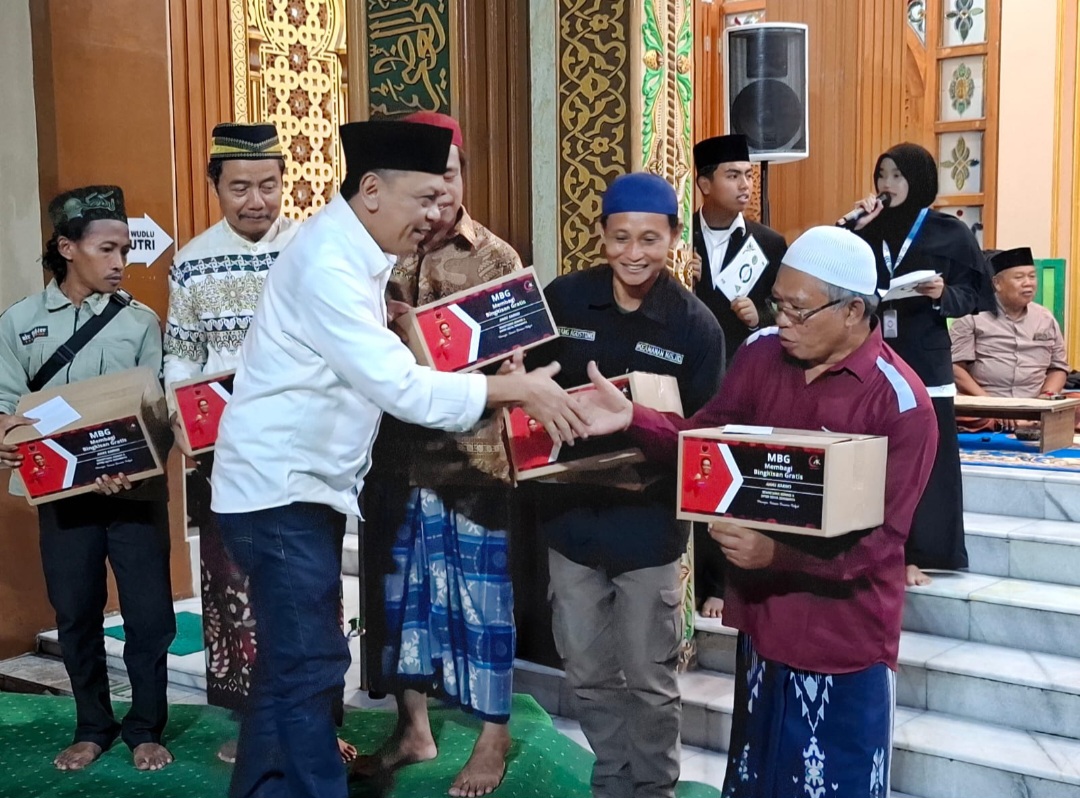 Marbot Masjid di Rungkut Surabaya, Haru Terima MBG PDIP Dari Anas Karno di Malam Takbiran