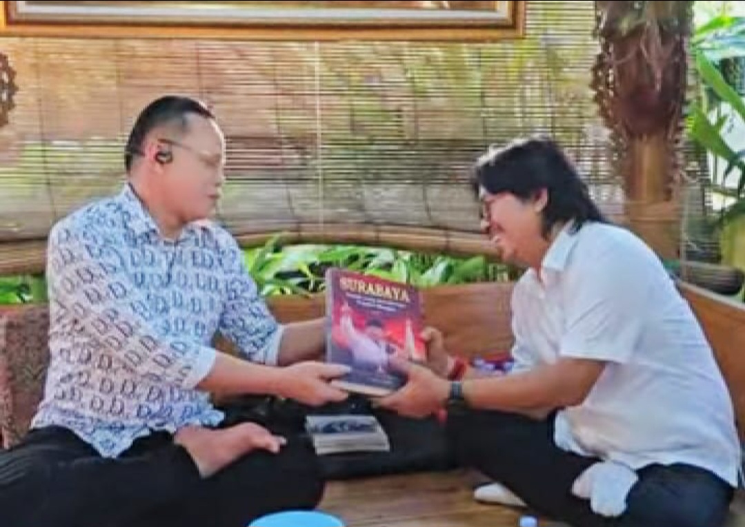 Gus Rochmad Serahkan Buku Sejarah Bung Karno ke Ketua Fraksi PDIP DPRD Kota Surabaya, H. Budi Leksono, S.H