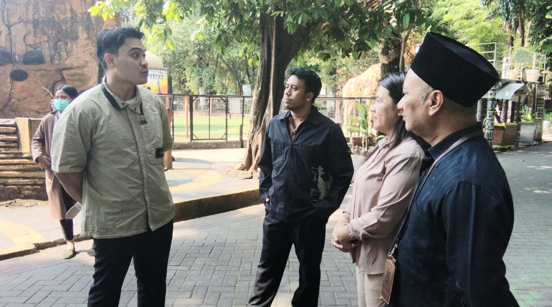 Anggota Komisi B DPRD Surabaya Bagas Iman Waluyo Cek KBS, Ternyata Binatangnya Gemuk-Gemuk