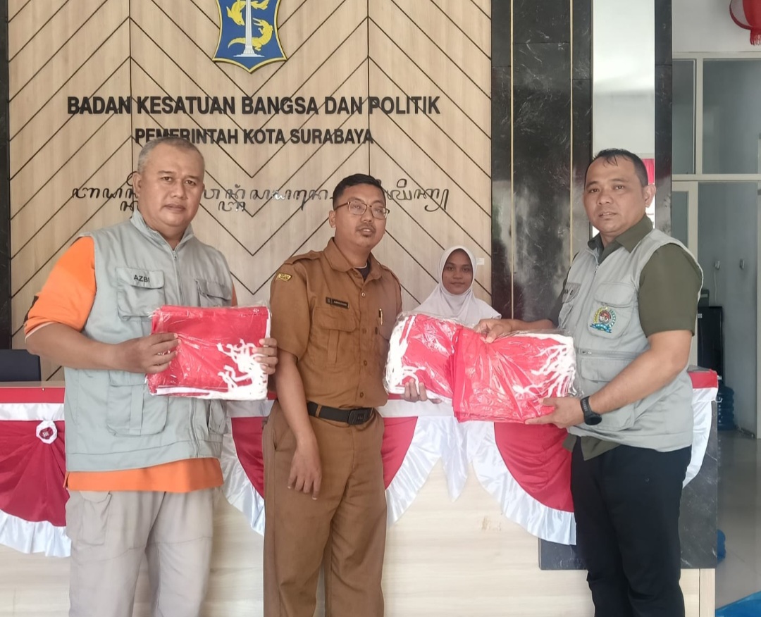 Perkuat Nasionalisme, Bakesbangpol Surabaya Gandeng FPK Bagikan 1.000 Bendera