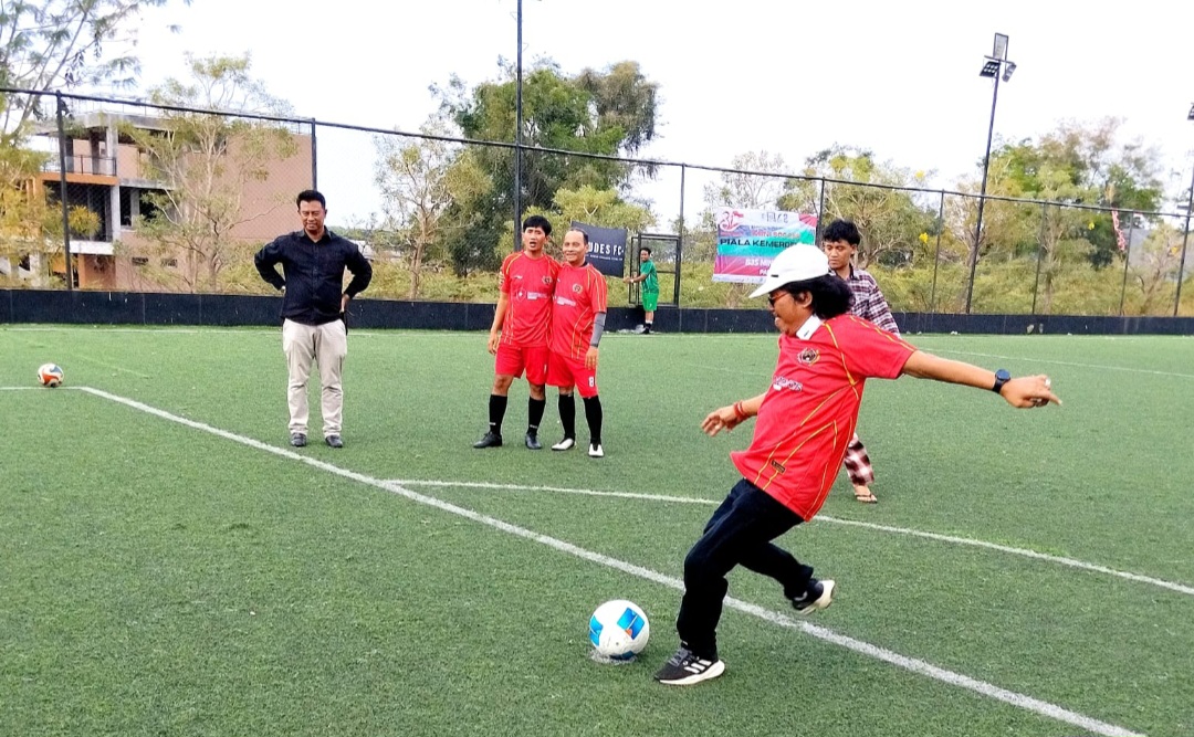 Budi Leksono Kick-Off Mini Soccer Piala Kemerdekaan Jurnalis Dewan Surabaya