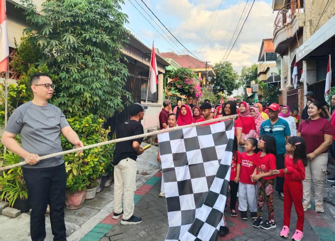 Anggota DPRD Surabaya dari PSI Josiah Michael Buka Jalan Sehat Warga Lontar Kec. Sambikerep